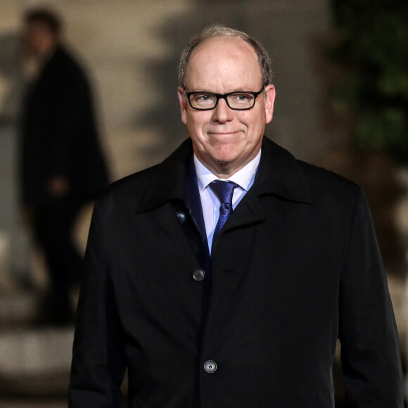 Le Prince Albert II de Monaco arrive au dîner en l'honneur des chefs d'État et de gouvernement et des dirigeants d'organisations internationales participant au 6e Forum de Paris sur la paix, au palais de l'Élysée. © Stéphane Lemouton / Bestimage