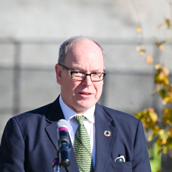 Le prince Albert II de Monaco et son cousin, John B Kelly III, président américain de la Fondation Prince Albert II, lors de la cérémonie de plantation d'arbres Golden Shovel au Williams Moore Reed Memorial Park de Philadelphie, États-Unis, le 26 octobre. 2023 © Ricky Fitchett/Zuma Press/Bestimage