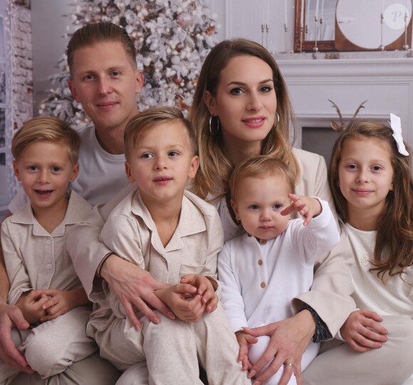 Après avoir vécu "la pire année" de toute sa vie, elle tient à "faire passer un petit message d'espoir, d'amour et de bienveillance".
Camille Santoro et sa famille.