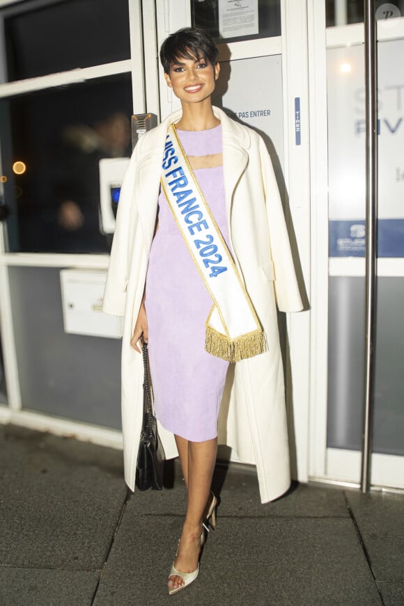 Eve Gilles (Miss France 2024) quitte l'émission "Quotidien" à Paris le 18 décembre 2023. © Pierre Perusseau/Bestimage