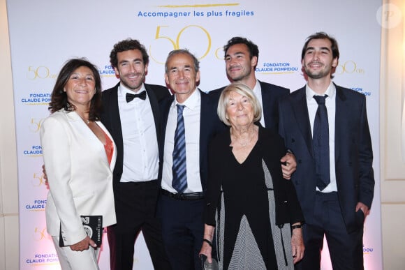 Exclusif - La famille Kretz : "L'Agence" sur TMC : Sandrine Kretz, Martin Kretz, Olivier Kretz, Majo (la grand-mère), Valentin et Louis - Soirée de gala des 50 ans de la Fondation Claude Pompidou à l'Hôtel Marcel Dassault à Paris le 12 avril 2022.  Rachid Bellak / LMS / Bestimage