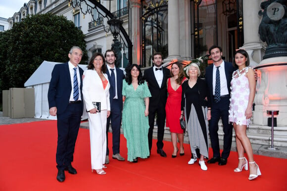 La famille Kretz : "L'Agence" sur TMC : Olivier Kretz, Sandrine Kretz, Louis Kretz, guest, Martin Kretz et sa femme Eve von Romberg, Majo (la grand-mère), Valentin Kretz et sa femme Charina Sarte - Soirée de gala des 50 ans de la Fondation Claude Pompidou à l'Hôtel Marcel Dassault à Paris le 12 avril 2022. Rachid Bellak / LMS / Bestimage