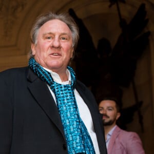 Gérard Depardieu explose de colère face à une journaliste de RTL qui lui posait des questions trop privées, lors d'une cérémonie à l’hôtel de Ville de Bruxelles, honorant sa carrière cinématographique. «Je ne vais pas vous dire le quartier où je suis, déjà que je peine à me déplacer et à sortir, heureusement que je prends des scooters, que je porte un casque et que la police m'aide. Alors vous n'allez pas vous y mettre, hein, vous allez me foutre la paix. Je n'aime pas les journalistes, je n'aime pas répondre aux questions, ça me gonfle, ok ? Merci, les gars, merci". » Une cérémonie écourtée après 5 minutes où la presse a été conviée à quitter les lieux et n'a pu assister à la remise de médaille ni à la présentation du film " Les Valseuses " présenté par l'acteur au Brussels International Film Festival de Bruxelles (BRIFF), suite à l'incident ! Belgique, Bruxelles, 25 juin 2018.