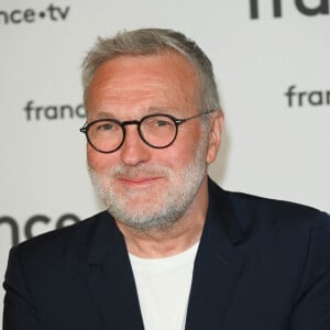En effet, il aurait vulu "jeter l'éponge avant le 31 décembre".
Laurent Ruquier au photocall pour la conférence de presse de rentrée de France TV à la Grande Halle de la Villette à Paris, France, le 6 juillet 2022. © Coadic Guirec/Bestimage