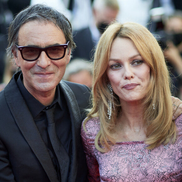 En mai dernier, sur Sud Radio, l'écrivain analysait les débuts de sa femme.
Vanessa Paradis, Samuel Benchetrit - Montée des marches du film "De son vivant" lors du 74e Festival de Cannes. Le 10 juillet 2021. © Borde-Jacovides-Moreau / Bestimage