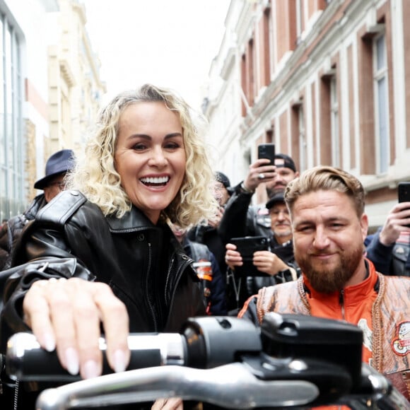 Un vrai moment de communion entre Laeticia Hallyday et les bikers
Laeticia Hallyday rencontre les bikers venus rendre hommage au chanteur lors de l'inauguration d'une plaque commémorative en hommage à Johnny Hallyday devant l'immeuble où le chanteur français a grandi dans le 9ème arrondissement de Paris, France, le 22 décembre 2023. Décédé en 2017, Johnny Hallyday fut pendant un demi-siècle l'incarnation du rock à la française. D'origine belge et né sous le nom de Jean-Philippe Smet, il naquit et passa une très grande partie de sa vie à Paris. Fière de cet héritage musical qu'il lui laissa, la Ville de Paris avait entrepris un premier hommage à l'artiste en donnant le nom de Johnny Hallyday à l'esplanade situé devant la salle de spectacle qu'il avait tant fait vibrer par le passé. Dans la continuité de ce premier hommage, la ville de Paris a souhaité à nouveau honorer la mémoire de ce natif de la capitale et une plaque commémorative est dévoilée devant l'immeuble dans lequel il grandit au 13 rue de la Tour des Dames dans le 9ème arrondissement. © Dominique Jacovides/Bestimage