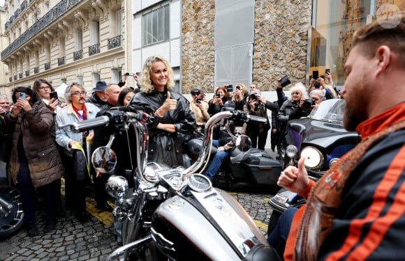 Laeticia Hallyday rencontre les bikers venus rendre hommage au chanteur lors de l'inauguration d'une plaque commémorative en hommage à Johnny Hallyday devant l'immeuble où le chanteur français a grandi dans le 9ème arrondissement de Paris, France, le 22 décembre 2023. Décédé en 2017, Johnny Hallyday fut pendant un demi-siècle l’incarnation du rock à la française. D’origine belge et né sous le nom de Jean-Philippe Smet, il naquit et passa une très grande partie de sa vie à Paris. Fière de cet héritage musical qu’il lui laissa, la Ville de Paris avait entrepris un premier hommage à l’artiste en donnant le nom de Johnny Hallyday à l’esplanade situé devant la salle de spectacle qu’il avait tant fait vibrer par le passé. Dans la continuité de ce premier hommage, la ville de Paris a souhaité à nouveau honorer la mémoire de ce natif de la capitale et une plaque commémorative est dévoilée devant l’immeuble dans lequel il grandit au 13 rue de la Tour des Dames dans le 9ème arrondissement. © Dominique Jacovides/Bestimage 