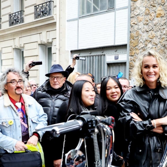 Laeticia Hallyday et ses filles Jade et Joy rencontrent les bikers venus rendre hommage au chanteur lors de l'inauguration d'une plaque commémorative en hommage à Johnny Hallyday devant l'immeuble où le chanteur français a grandi dans le 9ème arrondissement de Paris, France, le 22 décembre 2023. Décédé en 2017, Johnny Hallyday fut pendant un demi-siècle l'incarnation du rock à la française. D'origine belge et né sous le nom de Jean-Philippe Smet, il naquit et passa une très grande partie de sa vie à Paris. Fière de cet héritage musical qu'il lui laissa, la Ville de Paris avait entrepris un premier hommage à l'artiste en donnant le nom de Johnny Hallyday à l'esplanade situé devant la salle de spectacle qu'il avait tant fait vibrer par le passé. Dans la continuité de ce premier hommage, la ville de Paris a souhaité à nouveau honorer la mémoire de ce natif de la capitale et une plaque commémorative est dévoilée devant l'immeuble dans lequel il grandit au 13 rue de la Tour des Dames dans le 9ème arrondissement. © Dominique Jacovides/Bestimage