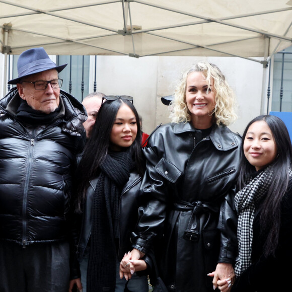 Jean-Claude Camus, Laeticia Hallyday, ses filles Joy et Jade lors de l'inauguration d'une plaque commémorative en hommage à Johnny Hallyday devant l'immeuble où le chanteur français a grandi dans le 9ème arrondissement de Paris, France, le 22 décembre 2023. Décédé en 2017, Johnny Hallyday fut pendant un demi-siècle l'incarnation du rock à la française. D'origine belge et né sous le nom de Jean-Philippe Smet, il naquit et passa une très grande partie de sa vie à Paris. Fière de cet héritage musical qu'il lui laissa, la Ville de Paris avait entrepris un premier hommage à l'artiste en donnant le nom de Johnny Hallyday à l'esplanade situé devant la salle de spectacle qu'il avait tant fait vibrer par le passé. Dans la continuité de ce premier hommage, la ville de Paris a souhaité à nouveau honorer la mémoire de ce natif de la capitale et une plaque commémorative est dévoilée devant l'immeuble dans lequel il grandit au 13 rue de la Tour des Dames dans le 9ème arrondissement. © Dominique Jacovides/Bestimage