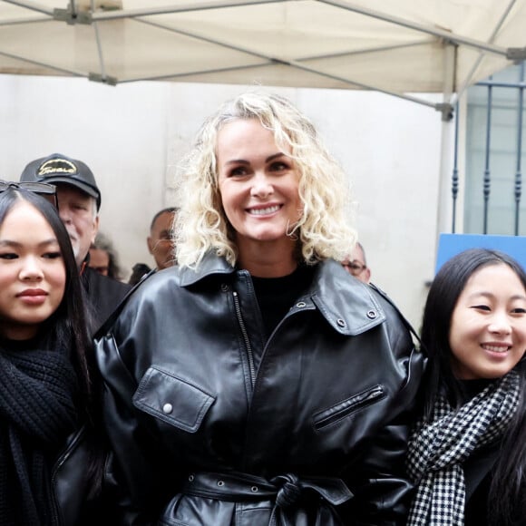 La veuve de Johnny Hallyday était unie avec leurs deux filles Jade et Joy
Laeticia Hallyday, ses filles Joy et Jade, Delphine Burkli, maire du 9ème arrondissement lors de l'inauguration d'une plaque commémorative en hommage à Johnny Hallyday devant l'immeuble où le chanteur français a grandi dans le 9ème arrondissement de Paris, France, le 22 décembre 2023. Décédé en 2017, Johnny Hallyday fut pendant un demi-siècle l'incarnation du rock à la française. D'origine belge et né sous le nom de Jean-Philippe Smet, il naquit et passa une très grande partie de sa vie à Paris. Fière de cet héritage musical qu'il lui laissa, la Ville de Paris avait entrepris un premier hommage à l'artiste en donnant le nom de Johnny Hallyday à l'esplanade situé devant la salle de spectacle qu'il avait tant fait vibrer par le passé. Dans la continuité de ce premier hommage, la ville de Paris a souhaité à nouveau honorer la mémoire de ce natif de la capitale et une plaque commémorative est dévoilée devant l'immeuble dans lequel il grandit au 13 rue de la Tour des Dames dans le 9ème arrondissement. © Dominique Jacovides/Bestimage