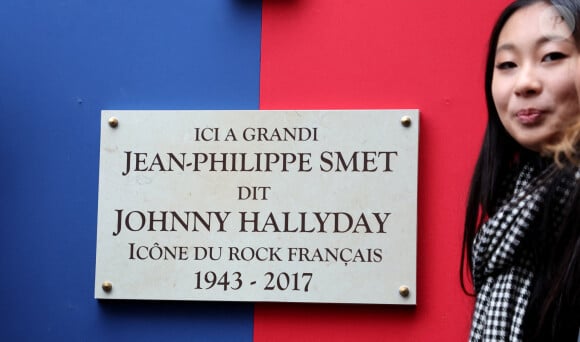 Une plaque en hommage à Johnny Hallyday a été inaugurée dans le 9e arrondissement de Paris
Jade Hallyday lors de l'inauguration d'une plaque commémorative en hommage à Johnny Hallyday devant l'immeuble où le chanteur français a grandi dans le 9ème arrondissement de Paris, France, le 22 décembre 2023. Décédé en 2017, Johnny Hallyday fut pendant un demi-siècle l'incarnation du rock à la française. D'origine belge et né sous le nom de Jean-Philippe Smet, il naquit et passa une très grande partie de sa vie à Paris. Fière de cet héritage musical qu'il lui laissa, la Ville de Paris avait entrepris un premier hommage à l'artiste en donnant le nom de Johnny Hallyday à l'esplanade situé devant la salle de spectacle qu'il avait tant fait vibrer par le passé. Dans la continuité de ce premier hommage, la ville de Paris a souhaité à nouveau honorer la mémoire de ce natif de la capitale et une plaque commémorative est dévoilée devant l'immeuble dans lequel il grandit au 13 rue de la Tour des Dames dans le 9ème arrondissement. © Dominique Jacovides/Bestimage