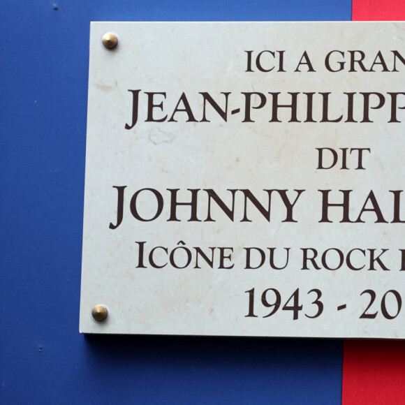 Une plaque en hommage à Johnny Hallyday a été inaugurée dans le 9e arrondissement de Paris
Jade Hallyday lors de l'inauguration d'une plaque commémorative en hommage à Johnny Hallyday devant l'immeuble où le chanteur français a grandi dans le 9ème arrondissement de Paris, France, le 22 décembre 2023. Décédé en 2017, Johnny Hallyday fut pendant un demi-siècle l'incarnation du rock à la française. D'origine belge et né sous le nom de Jean-Philippe Smet, il naquit et passa une très grande partie de sa vie à Paris. Fière de cet héritage musical qu'il lui laissa, la Ville de Paris avait entrepris un premier hommage à l'artiste en donnant le nom de Johnny Hallyday à l'esplanade situé devant la salle de spectacle qu'il avait tant fait vibrer par le passé. Dans la continuité de ce premier hommage, la ville de Paris a souhaité à nouveau honorer la mémoire de ce natif de la capitale et une plaque commémorative est dévoilée devant l'immeuble dans lequel il grandit au 13 rue de la Tour des Dames dans le 9ème arrondissement. © Dominique Jacovides/Bestimage