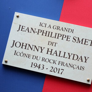 Jade Hallyday lors de l'inauguration d'une plaque commémorative en hommage à Johnny Hallyday devant l'immeuble où le chanteur français a grandi dans le 9ème arrondissement de Paris, France, le 22 décembre 2023. Décédé en 2017, Johnny Hallyday fut pendant un demi-siècle l'incarnation du rock à la française. D'origine belge et né sous le nom de Jean-Philippe Smet, il naquit et passa une très grande partie de sa vie à Paris. Fière de cet héritage musical qu'il lui laissa, la Ville de Paris avait entrepris un premier hommage à l'artiste en donnant le nom de Johnny Hallyday à l'esplanade situé devant la salle de spectacle qu'il avait tant fait vibrer par le passé. Dans la continuité de ce premier hommage, la ville de Paris a souhaité à nouveau honorer la mémoire de ce natif de la capitale et une plaque commémorative est dévoilée devant l'immeuble dans lequel il grandit au 13 rue de la Tour des Dames dans le 9ème arrondissement. © Dominique Jacovides/Bestimage