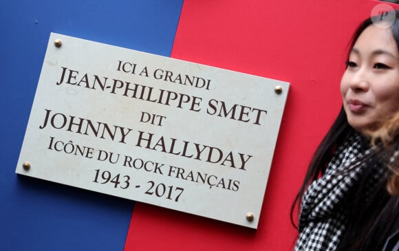 Jade Hallyday lors de l'inauguration d'une plaque commémorative en hommage à Johnny Hallyday devant l'immeuble où le chanteur français a grandi dans le 9ème arrondissement de Paris, France, le 22 décembre 2023. Décédé en 2017, Johnny Hallyday fut pendant un demi-siècle l'incarnation du rock à la française. D'origine belge et né sous le nom de Jean-Philippe Smet, il naquit et passa une très grande partie de sa vie à Paris. Fière de cet héritage musical qu'il lui laissa, la Ville de Paris avait entrepris un premier hommage à l'artiste en donnant le nom de Johnny Hallyday à l'esplanade situé devant la salle de spectacle qu'il avait tant fait vibrer par le passé. Dans la continuité de ce premier hommage, la ville de Paris a souhaité à nouveau honorer la mémoire de ce natif de la capitale et une plaque commémorative est dévoilée devant l'immeuble dans lequel il grandit au 13 rue de la Tour des Dames dans le 9ème arrondissement. © Dominique Jacovides/Bestimage
