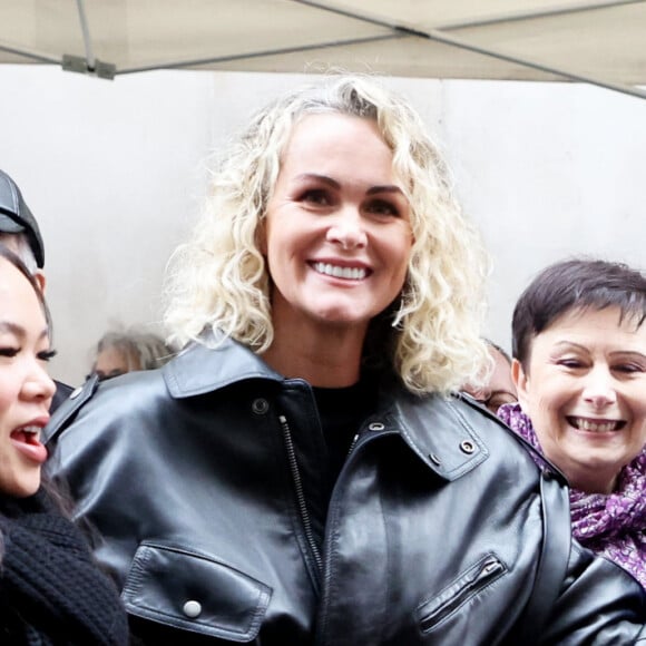 Laeticia et Joy Hallyday lors de l'inauguration d'une plaque commémorative en hommage à Johnny Hallyday devant l'immeuble où le chanteur français a grandi dans le 9ème arrondissement de Paris, France, le 22 décembre 2023. Décédé en 2017, Johnny Hallyday fut pendant un demi-siècle l'incarnation du rock à la française. D'origine belge et né sous le nom de Jean-Philippe Smet, il naquit et passa une très grande partie de sa vie à Paris. Fière de cet héritage musical qu'il lui laissa, la Ville de Paris avait entrepris un premier hommage à l'artiste en donnant le nom de Johnny Hallyday à l'esplanade situé devant la salle de spectacle qu'il avait tant fait vibrer par le passé. Dans la continuité de ce premier hommage, la ville de Paris a souhaité à nouveau honorer la mémoire de ce natif de la capitale et une plaque commémorative est dévoilée devant l'immeuble dans lequel il grandit au 13 rue de la Tour des Dames dans le 9ème arrondissement. © Dominique Jacovides/Bestimage