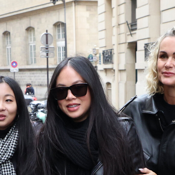 Jade, Joy et Laeticia Hallyday lors de l'inauguration d'une plaque commémorative en hommage à Johnny Hallyday devant l'immeuble où le chanteur français a grandi dans le 9ème arrondissement de Paris, France, le 22 décembre 2023. Décédé en 2017, Johnny Hallyday fut pendant un demi-siècle l'incarnation du rock à la française. D'origine belge et né sous le nom de Jean-Philippe Smet, il naquit et passa une très grande partie de sa vie à Paris. Fière de cet héritage musical qu'il lui laissa, la Ville de Paris avait entrepris un premier hommage à l'artiste en donnant le nom de Johnny Hallyday à l'esplanade situé devant la salle de spectacle qu'il avait tant fait vibrer par le passé. Dans la continuité de ce premier hommage, la ville de Paris a souhaité à nouveau honorer la mémoire de ce natif de la capitale et une plaque commémorative est dévoilée devant l'immeuble dans lequel il grandit au 13 rue de la Tour des Dames dans le 9ème arrondissement. © Dominique Jacovides/Bestimage