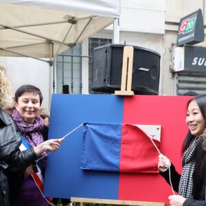 Laeticia Hallyday, ses filles Joy et Jade, Jean-Claude Camus, Delphine Burkli, maire du 9ème arrondissement lors de l'inauguration d'une plaque commémorative en hommage à Johnny Hallyday devant l'immeuble où le chanteur français a grandi dans le 9ème arrondissement de Paris, France, le 22 décembre 2023. Décédé en 2017, Johnny Hallyday fut pendant un demi-siècle l'incarnation du rock à la française. D'origine belge et né sous le nom de Jean-Philippe Smet, il naquit et passa une très grande partie de sa vie à Paris. Fière de cet héritage musical qu'il lui laissa, la Ville de Paris avait entrepris un premier hommage à l'artiste en donnant le nom de Johnny Hallyday à l'esplanade situé devant la salle de spectacle qu'il avait tant fait vibrer par le passé. Dans la continuité de ce premier hommage, la ville de Paris a souhaité à nouveau honorer la mémoire de ce natif de la capitale et une plaque commémorative est dévoilée devant l'immeuble dans lequel il grandit au 13 rue de la Tour des Dames dans le 9ème arrondissement. © Dominique Jacovides/Bestimage