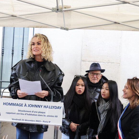 Laeticia Hallyday, ses filles Joy et Jade, Jean-Claude Camus lors de l'inauguration d'une plaque commémorative en hommage à Johnny Hallyday devant l'immeuble où le chanteur français a grandi dans le 9ème arrondissement de Paris, France, le 22 décembre 2023. Décédé en 2017, Johnny Hallyday fut pendant un demi-siècle l'incarnation du rock à la française. D'origine belge et né sous le nom de Jean-Philippe Smet, il naquit et passa une très grande partie de sa vie à Paris. Fière de cet héritage musical qu'il lui laissa, la Ville de Paris avait entrepris un premier hommage à l'artiste en donnant le nom de Johnny Hallyday à l'esplanade situé devant la salle de spectacle qu'il avait tant fait vibrer par le passé. Dans la continuité de ce premier hommage, la ville de Paris a souhaité à nouveau honorer la mémoire de ce natif de la capitale et une plaque commémorative est dévoilée devant l'immeuble dans lequel il grandit au 13 rue de la Tour des Dames dans le 9ème arrondissement. © Dominique Jacovides/Bestimage