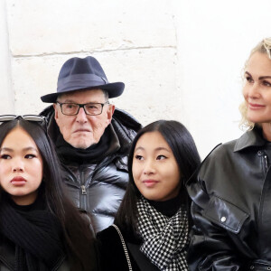 Laeticia Hallyday, ses filles Joy et Jade, Jean-Claude Camus lors de l'inauguration d'une plaque commémorative en hommage à Johnny Hallyday devant l'immeuble où le chanteur français a grandi dans le 9ème arrondissement de Paris, France, le 22 décembre 2023. Décédé en 2017, Johnny Hallyday fut pendant un demi-siècle l'incarnation du rock à la française. D'origine belge et né sous le nom de Jean-Philippe Smet, il naquit et passa une très grande partie de sa vie à Paris. Fière de cet héritage musical qu'il lui laissa, la Ville de Paris avait entrepris un premier hommage à l'artiste en donnant le nom de Johnny Hallyday à l'esplanade situé devant la salle de spectacle qu'il avait tant fait vibrer par le passé. Dans la continuité de ce premier hommage, la ville de Paris a souhaité à nouveau honorer la mémoire de ce natif de la capitale et une plaque commémorative est dévoilée devant l'immeuble dans lequel il grandit au 13 rue de la Tour des Dames dans le 9ème arrondissement. © Dominique Jacovides/Bestimage