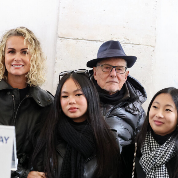 Laeticia Hallyday, ses filles Joy et Jade, Jean-Claude Camus lors de l'inauguration d'une plaque commémorative en hommage à Johnny Hallyday devant l'immeuble où le chanteur français a grandi dans le 9ème arrondissement de Paris, France, le 22 décembre 2023. Décédé en 2017, Johnny Hallyday fut pendant un demi-siècle l'incarnation du rock à la française. D'origine belge et né sous le nom de Jean-Philippe Smet, il naquit et passa une très grande partie de sa vie à Paris. Fière de cet héritage musical qu'il lui laissa, la Ville de Paris avait entrepris un premier hommage à l'artiste en donnant le nom de Johnny Hallyday à l'esplanade situé devant la salle de spectacle qu'il avait tant fait vibrer par le passé. Dans la continuité de ce premier hommage, la ville de Paris a souhaité à nouveau honorer la mémoire de ce natif de la capitale et une plaque commémorative est dévoilée devant l'immeuble dans lequel il grandit au 13 rue de la Tour des Dames dans le 9ème arrondissement. © Dominique Jacovides/Bestimage