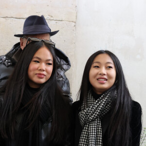 Joy et Jade Hallyday lors de l'inauguration d'une plaque commémorative en hommage à Johnny Hallyday devant l'immeuble où le chanteur français a grandi dans le 9ème arrondissement de Paris, France, le 22 décembre 2023. Décédé en 2017, Johnny Hallyday fut pendant un demi-siècle l'incarnation du rock à la française. D'origine belge et né sous le nom de Jean-Philippe Smet, il naquit et passa une très grande partie de sa vie à Paris. Fière de cet héritage musical qu'il lui laissa, la Ville de Paris avait entrepris un premier hommage à l'artiste en donnant le nom de Johnny Hallyday à l'esplanade situé devant la salle de spectacle qu'il avait tant fait vibrer par le passé. Dans la continuité de ce premier hommage, la ville de Paris a souhaité à nouveau honorer la mémoire de ce natif de la capitale et une plaque commémorative est dévoilée devant l'immeuble dans lequel il grandit au 13 rue de la Tour des Dames dans le 9ème arrondissement. © Dominique Jacovides/Bestimage