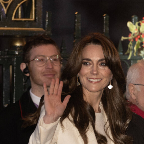 Elle a rendu visite à trois travailleurs ainsi que cinq enfants qu'ils ont accompagnés sans qu'ils ne s'y attendent. 
Catherine (Kate) Middleton, princesse de Galles, - Traditionnel concert de Noël "Together At Christmas" à l'abbaye de Westminster à Londres, le 8 décembre 2023.