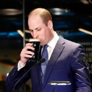 Le penchant du prince William pour la boisson a été, notamment, révélé par son propre frère, le prince Harry, dans sa biographie intitulée "Le suppléant". 
Le prince William, duc de Cambridge, et Catherine (Kate) Middleton, duchesse de Cambridge assistent à une réception organisée par l'ambassadeur britannique au Gravity Bar, Guinness Storehouse à Dublin, Irlande, pour une visite officielle de 3 jours. Le duc boit une pinte de bière Guinness.