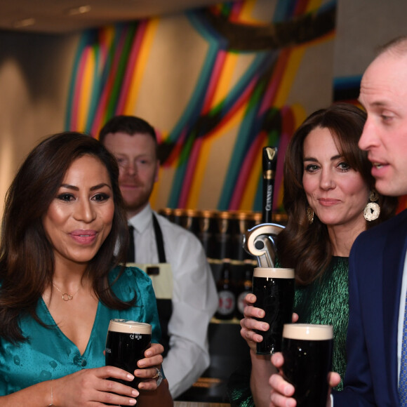 Le prince William, duc de Cambridge, et Catherine (Kate) Middleton, duchesse de Cambridge assistent à une réception organisée par l'ambassadeur britannique au Gravity Bar, Guinness Storehouse à Dublin, Irlande, le 3 mars 2020, pour une visite officielle de 3 jours. La duchesse boit une pinte de bière Guinness.
