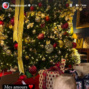 Marie Ducruet a d'ailleurs posté une photo inédite de son mari et de Victoire au pied du sapin de Noël de la famille
Louis Ducruet et sa fille Valentine pour Noël