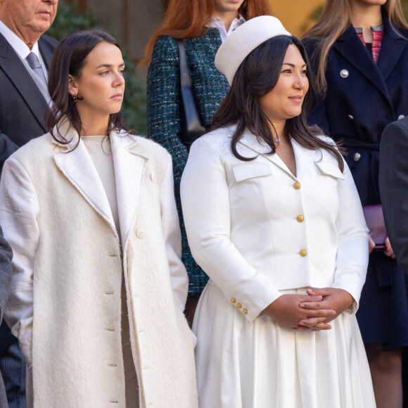 Pauline Ducruet, Marie Chevallier et son mari Louis Ducruet - La famille princière monégasque dans la cour d'honneur du palais lors de la la fête nationale à Monaco, le 19 novembre 2023. La famille princière monégasque assiste à la prise d'armes, puis à la cérémonie de remise des médailles et à un défilé militaire sur la place du palais princier. © Olivier Huitel / Pool Monaco / Bestimage 