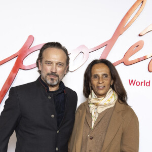 Vincent Perez et sa femme Karine Silla - Avant-première mondiale du film "Napoléon" à la Salle Pleyel à Paris le 14 novembre 2023. © Olivier Borde / Bestimage 