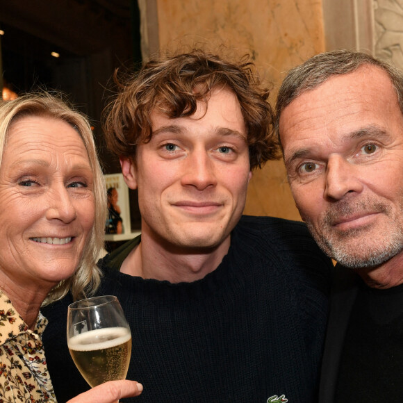 Exclusif - Laurent Baffie avec sa femme Sandrine et son fils Benjamin - Laurent Baffie fête son succès littéraire "1 Million de livres vendus" aux Deux Magots à Paris le 8 mars 2023. © Veeren/Bestimage 