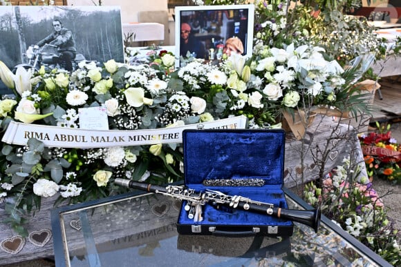 La clarinette de l'artiste et les couronnes de fleurs - Vin d'honneur à l'issue des obsèques de Guy Marchand au bar du Cours chez Roland à Mollégès, le 27 décembre 2023. © Bruno Bebert / Bestimage