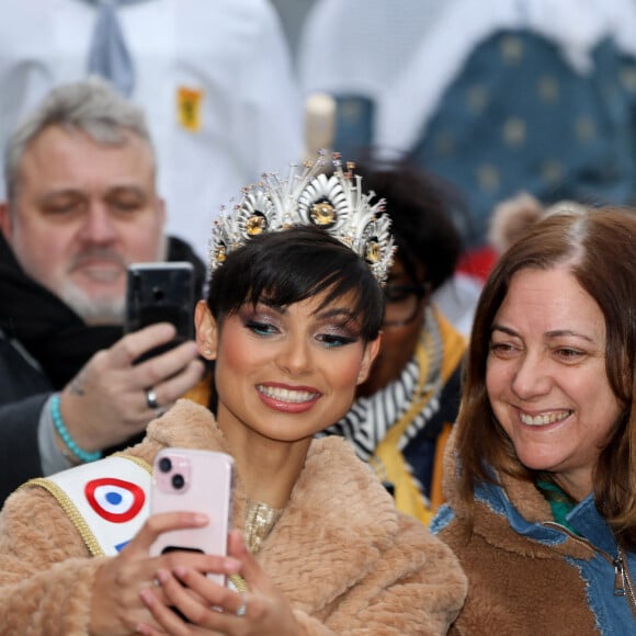 C'est dans les rues de Quaëdypre, commune de 1127 habitants située non loin de Dunkerque, qu'elle est montée à bord de véhicules datant des années 1960.
Eve Gilles, Miss France 2024, a défilé dans les rues de son village de Quaëdypre dans le Nord. Le 20 décembre 2023.