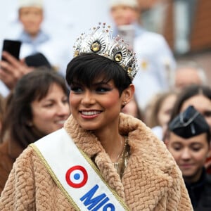 Eve Gilles a été élue Miss France au Zénith de Dijon.
Eve Gilles, Miss France, a défilé dans les rues de son village de Quaëdypre dans le Nord.