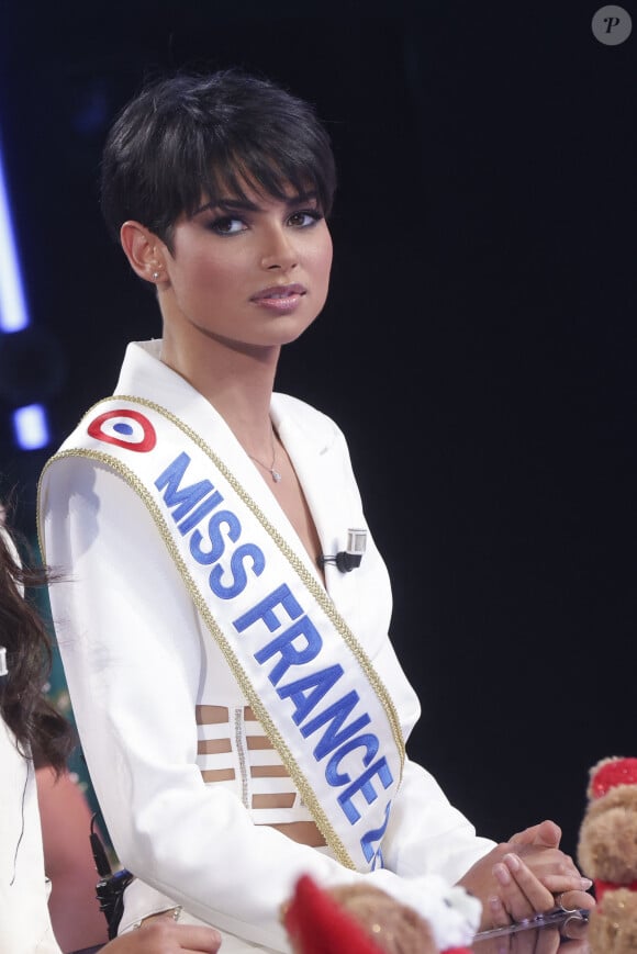 "Tu évites de te promener seule, tu évites aussi les lieux trop fréquentés comme les centres commerciaux."
Exclusif - Eve Gilles (Miss France 2024) - Emission TPMP (Touche Pas à Mon Poste). © Jack Tribeca / Bestimage