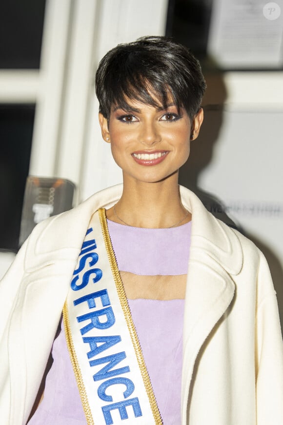 Eve Gilles (Miss France 2024) quitte l'émission "Quotidien" à Paris le 18 décembre 2023. © Pierre Perusseau/Bestimage