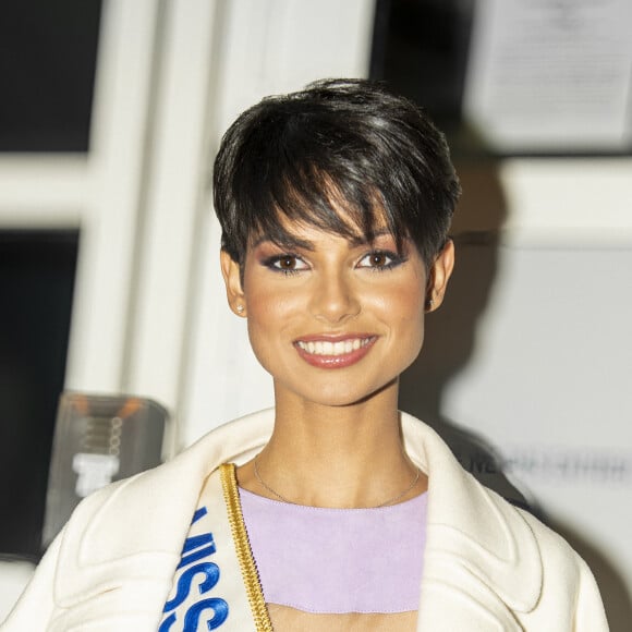 Eve Gilles (Miss France 2024) quitte l'émission "Quotidien" à Paris le 18 décembre 2023. © Pierre Perusseau/Bestimage