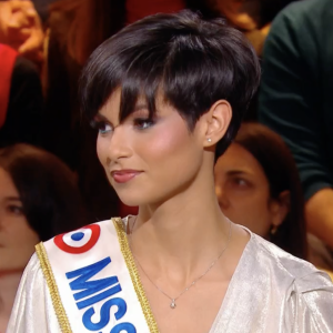 Eve Gilles (Miss France 2024) s'explique face à l'humoriste Laura Laune dans "Quelle époque !" sur France 2.