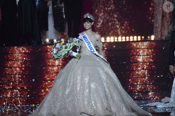 En la quittant pour prendre le train, ses accompagnateurs lui auraient toutefois donné quelques rigoureuses consignes.
Eve Gilles - Election Miss France 2024.