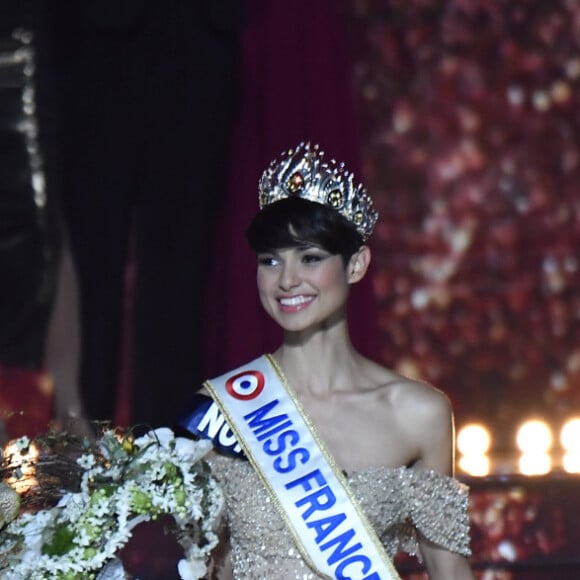 En la quittant pour prendre le train, ses accompagnateurs lui auraient toutefois donné quelques rigoureuses consignes.
Eve Gilles - Election Miss France 2024.