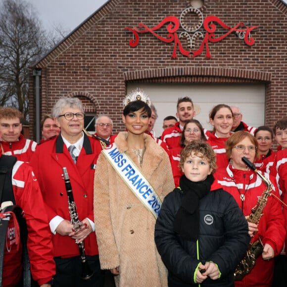 Eve Gilles, Miss France 2024, a défilé dans les rues de son village de Quaëdypre dans le Nord. Le 20 décembre 2023.