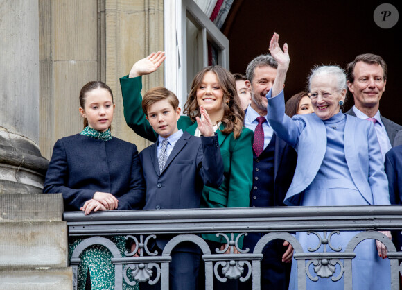 Ou peut-être n'avait-il pas très envie de retrouver toute sa famille.
La reine Margrethe, le prince Frederik, la princesse Mary, le prince Christian, le prince Isabelle, le prince Vincent, le prince Joachim, la princesse Marie, Graf Felix von Monpezat, le comte Nikolai de Monpezat, le comte Henrik de Monpezat, la comtesse Athéna de Monpezat de Danemark - La famille royale du Danemark lors de la célébration du 83ème anniversaire de la reine Margrethe au balcon du palais d'Amalienborg à Copenhague, Danemark, 16 avril 2023. 