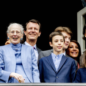La reine Margrethe, le prince Frederik, le prince Christian, le prince Isabelle, le prince Vincent, la princesse Marie, le prince Joachim, le comte Nikolai de Monpezat, Graf Felix von Monpezat, le comte Henrik de Monpezat, la comtesse Athéna de Monpezat de Danemark - La famille royale du Danemark lors de la célébration du 83ème anniversaire de la reine Margrethe au balcon du palais d'Amalienborg à Copenhague, Danemark, 16 avril 2023. 
