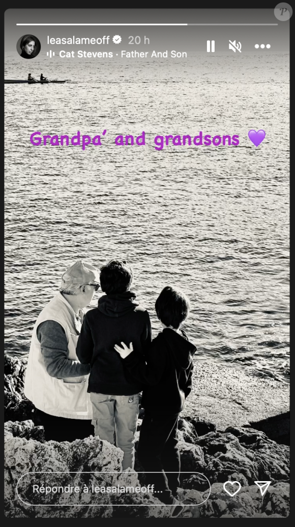 Son fils Gabriel et son beau-fils Alexandre sont également sur l'image. 
Léa Salamé partage une photo de famille sur Instagram. Le 28 décembre 2023.