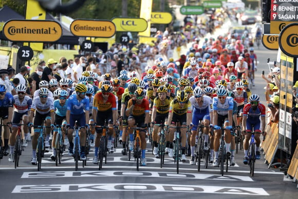 Le Danois Soren Kragh Andersen remporte la 19 ème étape du Tour de France à Champagnole et Primoz Roglic conserve le maillot jaune, le 18 septembre 2020. 