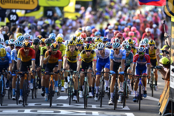 Le Danois Soren Kragh Andersen remporte la 19 ème étape du Tour de France à Champagnole et Primoz Roglic conserve le maillot jaune, le 18 septembre 2020. 