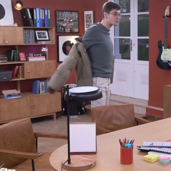 Le jeune chanteur en herbe a finalement été recadré par par Cécile Chaduteau
Axel et Michaël Goldmann dans la quotidienne de la Star Academy 2023 du 7 décembre 2023.
