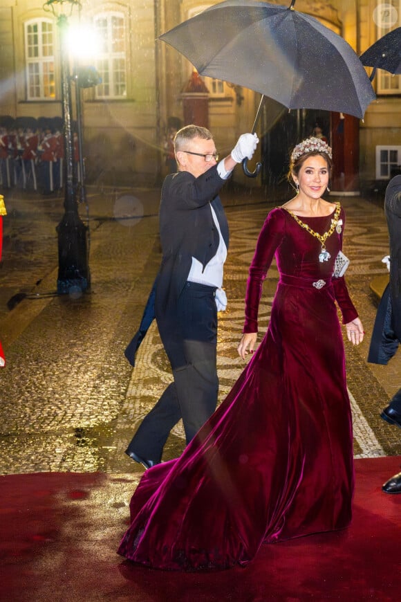 Mary de Danemark - La famille royale de Danemark se rend au dîner annuel du Nouvel An, un jour après que la reine Margrethe régnant a abdiqué à Amalienborg, Copenhague, Danemark le 1er janvier 2024. 