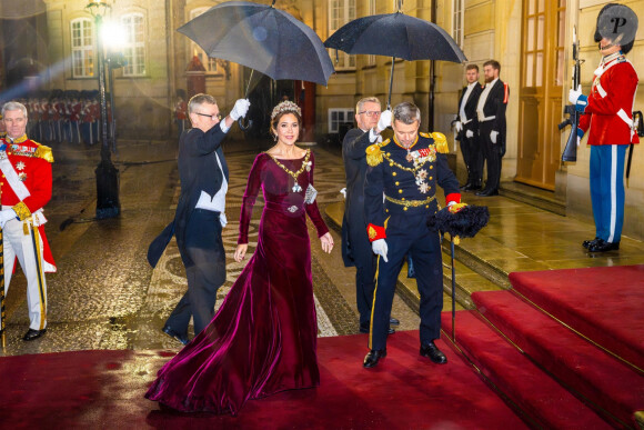 Et ils étaient radieux ensemble ! 
Frederik et Mary de Danemark - La famille royale de Danemark se rend au dîner annuel du Nouvel An, un jour après que la reine Margrethe régnant a abdiqué à Amalienborg, Copenhague, Danemark le 1er janvier 2024. 